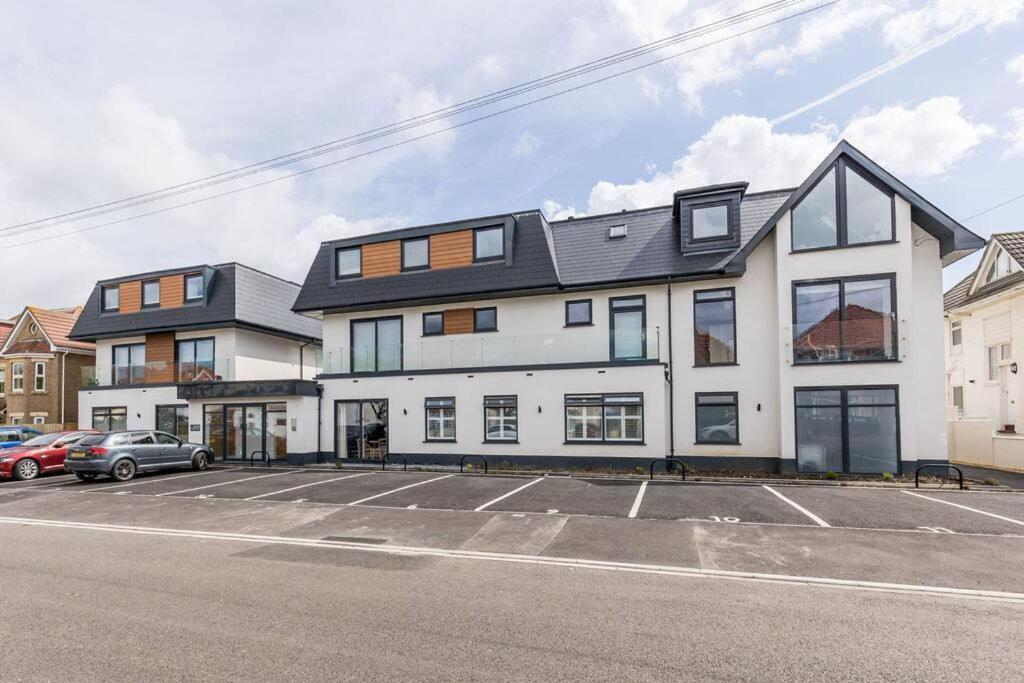 2 bed Seaside Apartment with Parking view 2