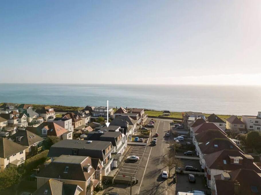 2 bed Seaside Apartment with Parking view 5