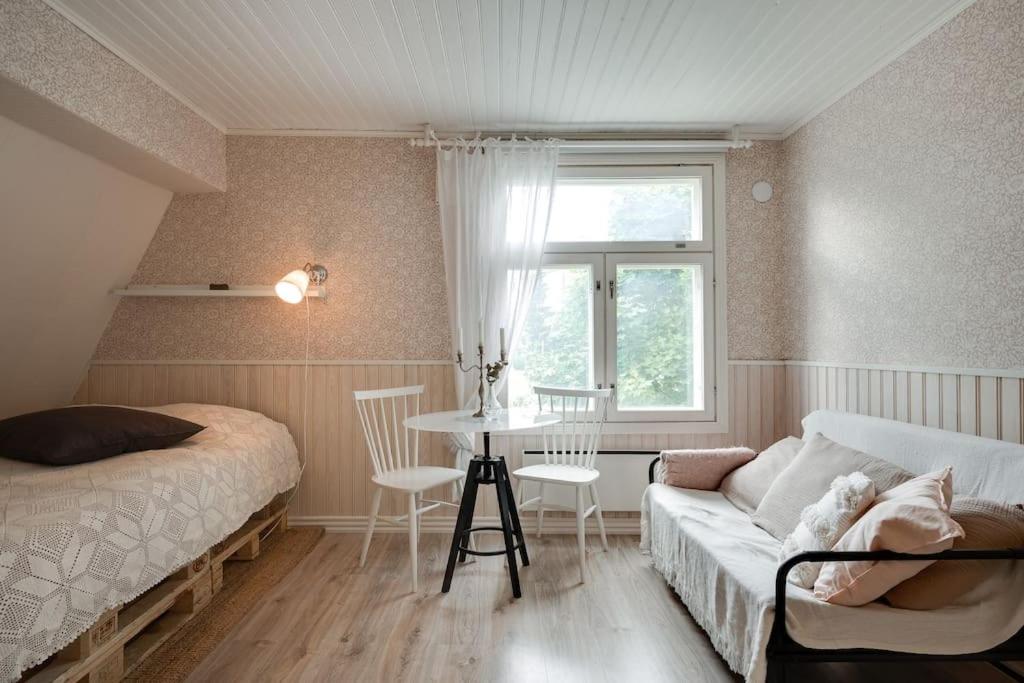Lovely SELF-SERVICE studio in wooden house, private bath&parking