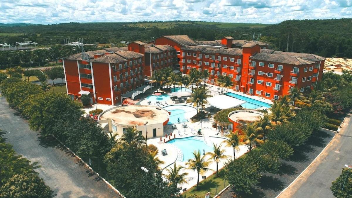 PARQUE AQUÁTICO Lagoa Quente, à 50m, entrada + barata .Segurança 24h.Apto vista piscinas