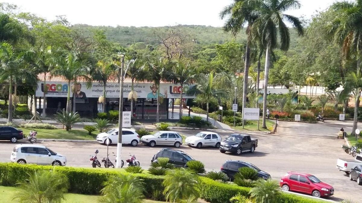 PARQUE AQUÁTICO Lagoa Quente, à 50m, entrada + barata .Segurança 24h.Apto vista piscinas