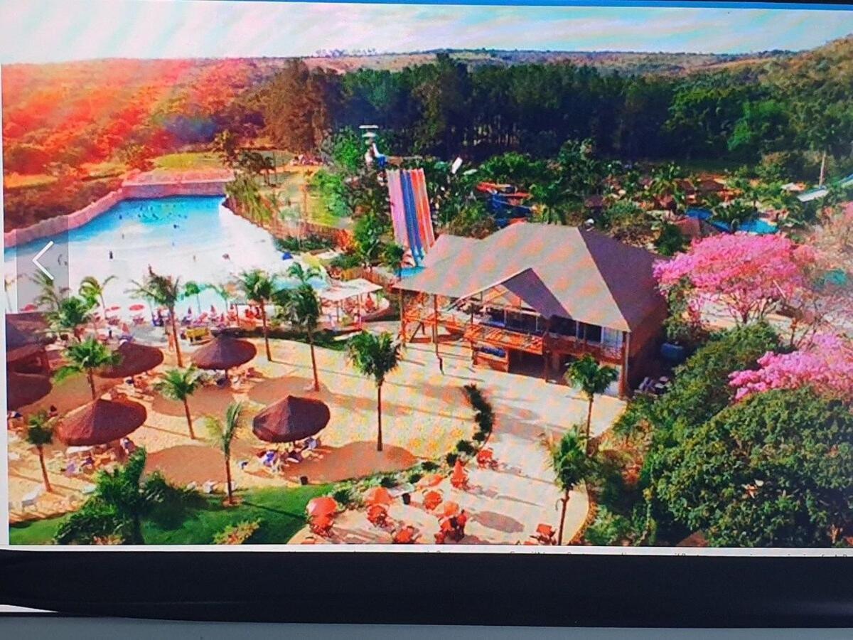 PARQUE AQUÁTICO Lagoa Quente, à 50m, entrada + barata .Segurança 24h.Apto vista piscinas