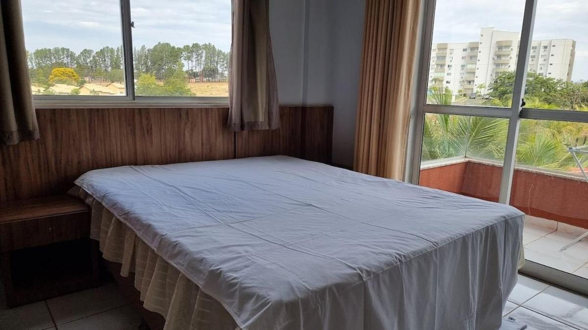 PARQUE AQUÁTICO Lagoa Quente, à 50m, entrada + barata .Segurança 24h.Apto vista piscinas