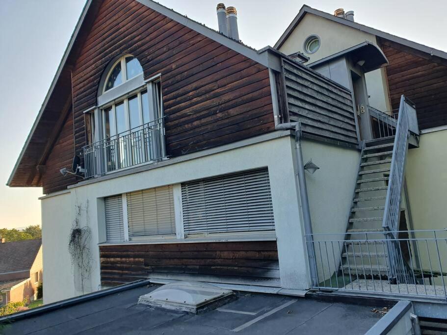 Dachwohnung in Flughafennähe