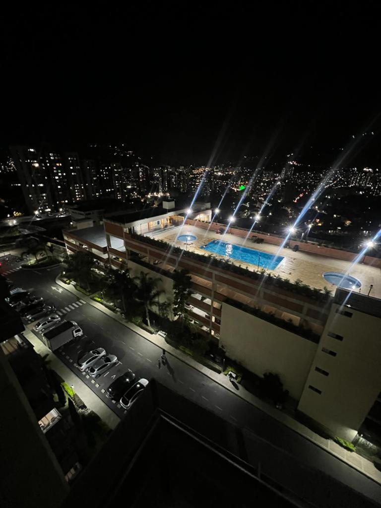 Hermoso Apto con Vista al Ciudad y Parqueadero Gratis