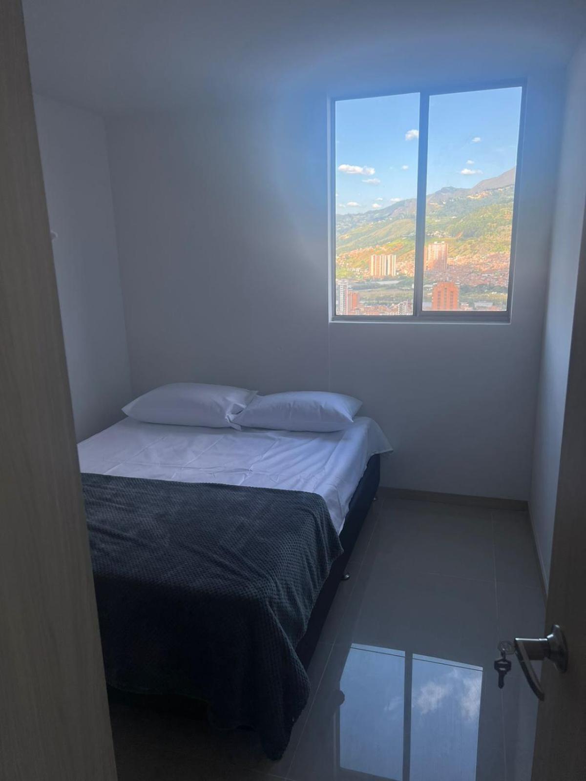 Hermoso Apto con Vista al Ciudad y Parqueadero Gratis
