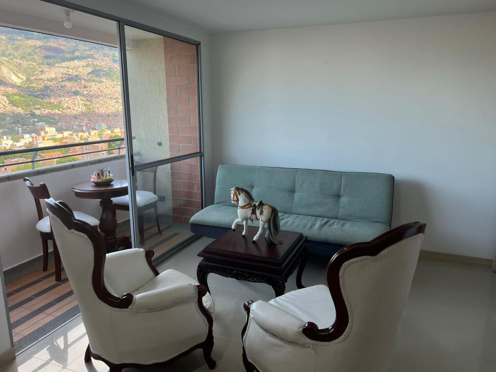Hermoso Apto con Vista al Ciudad y Parqueadero Gratis