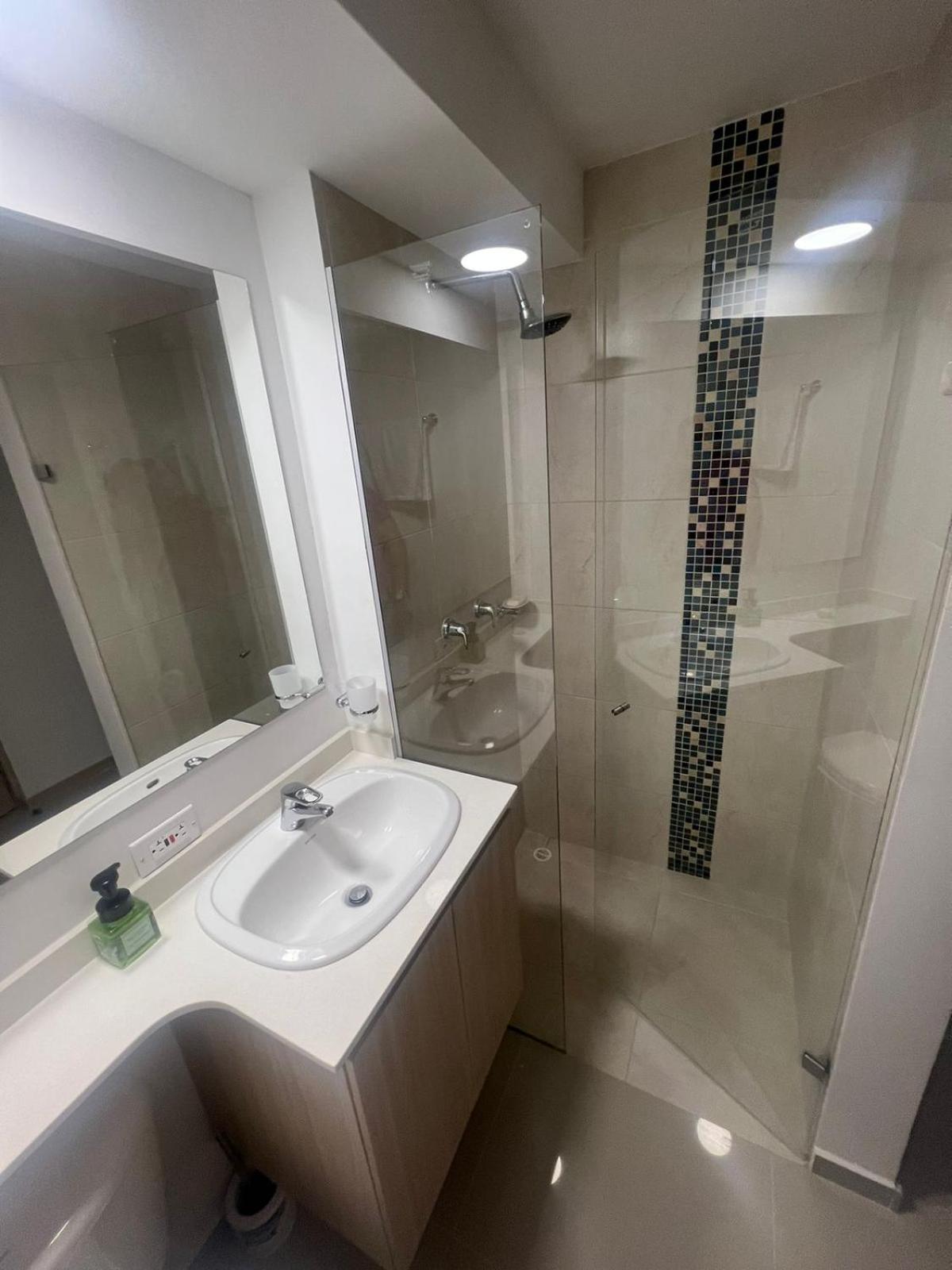 Hermoso Apto con Vista al Ciudad y Parqueadero Gratis