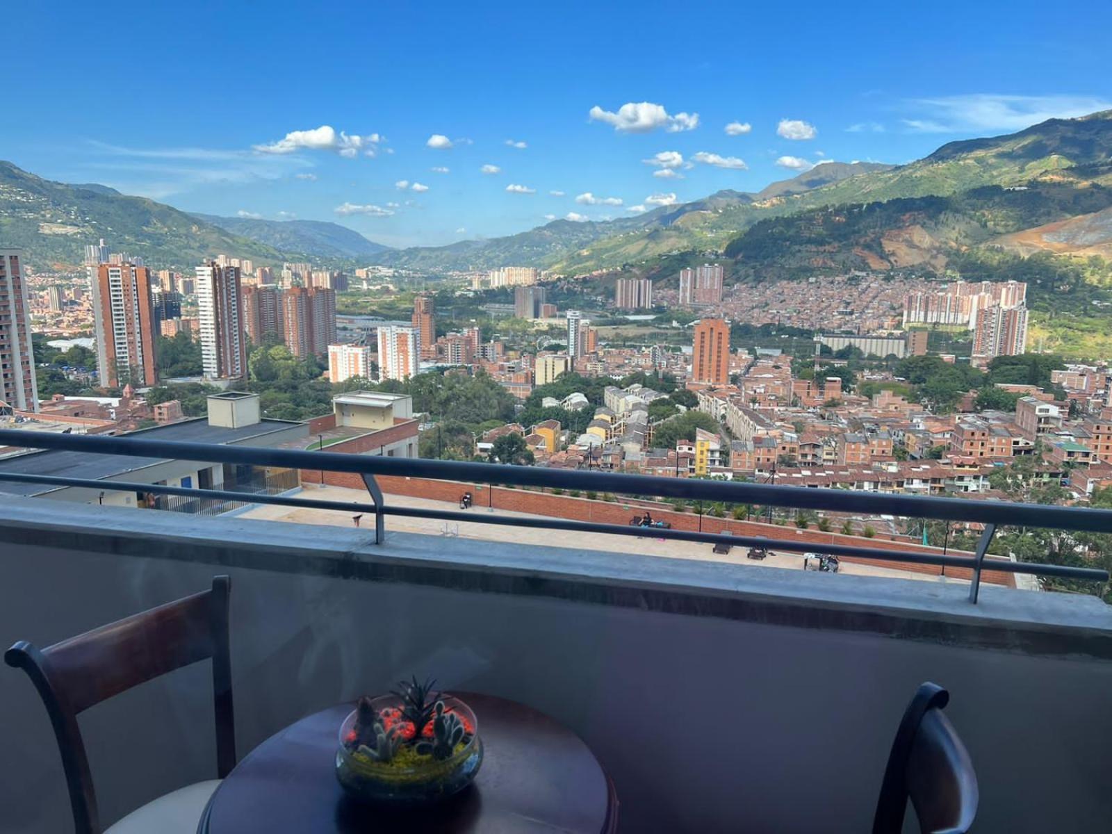 Hermoso Apto con Vista al Ciudad y Parqueadero Gratis