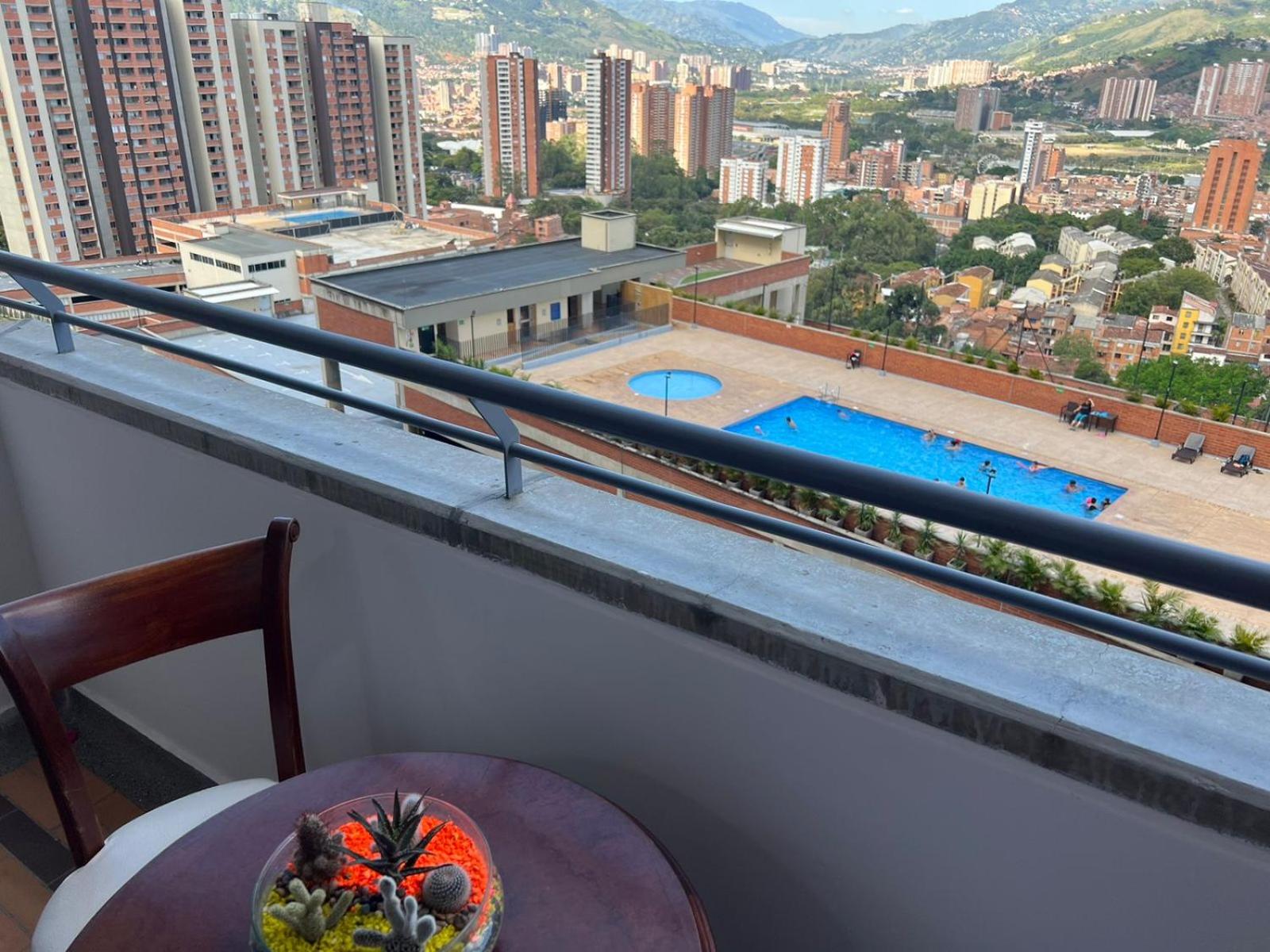 Hermoso Apto con Vista al Ciudad y Parqueadero Gratis
