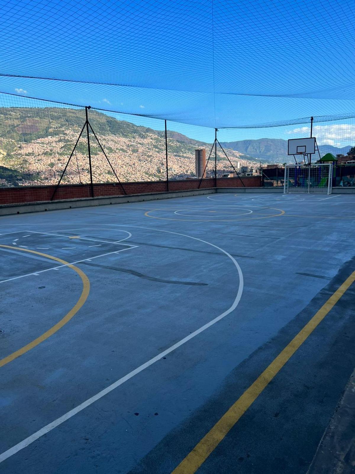 Hermoso Apto con Vista al Ciudad y Parqueadero Gratis