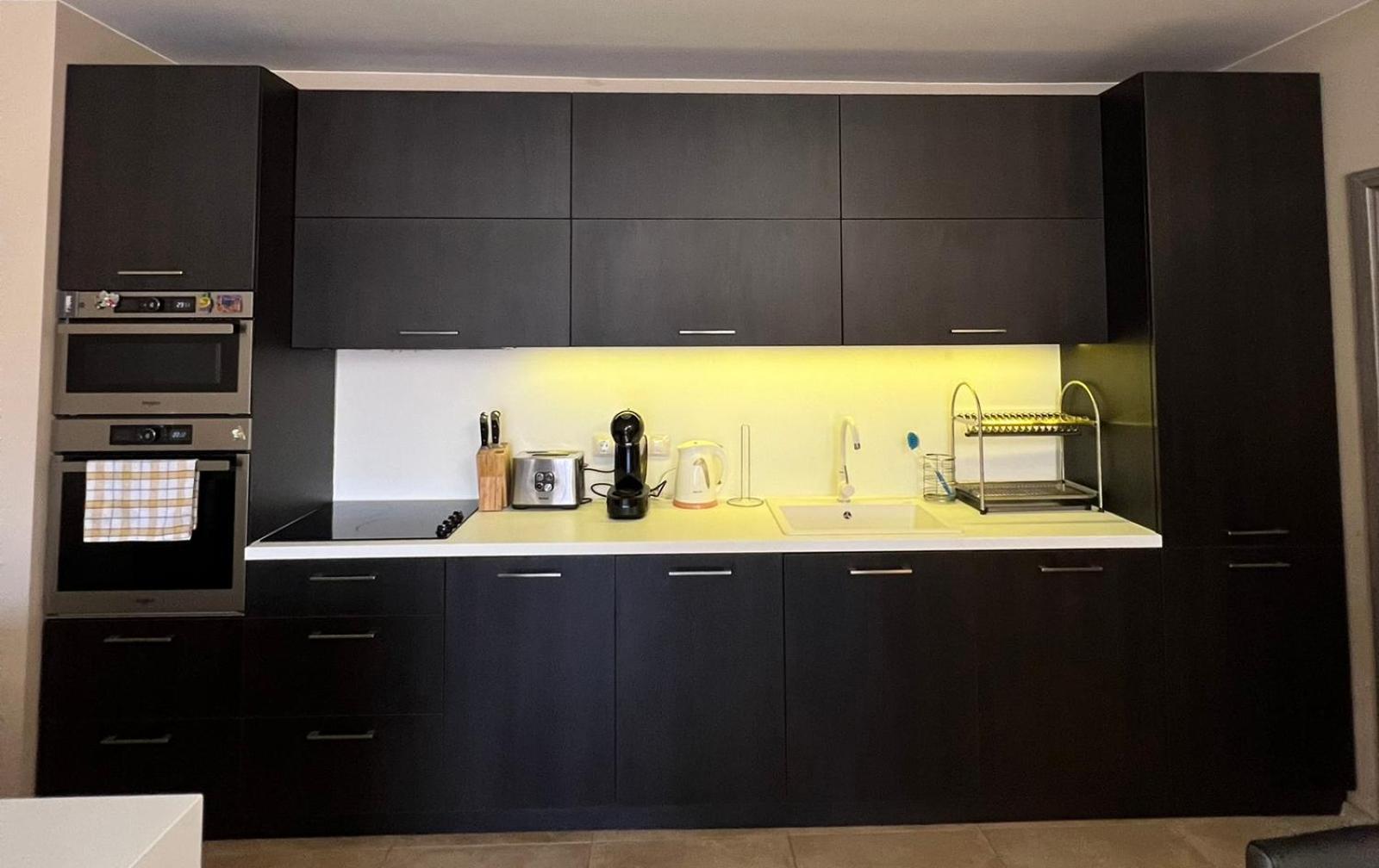 Johannesburg 2BDR Spacious Family apt w Parking and Playground