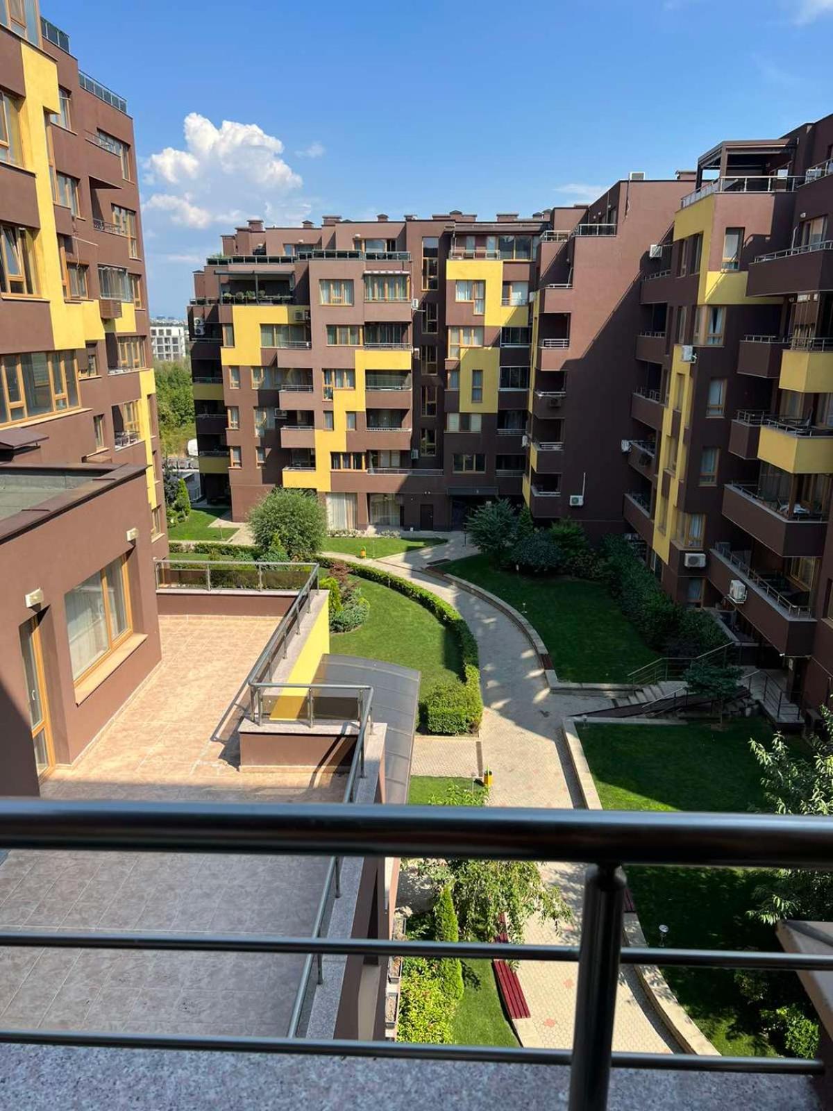 Johannesburg 2BDR Spacious Family apt w Parking and Playground