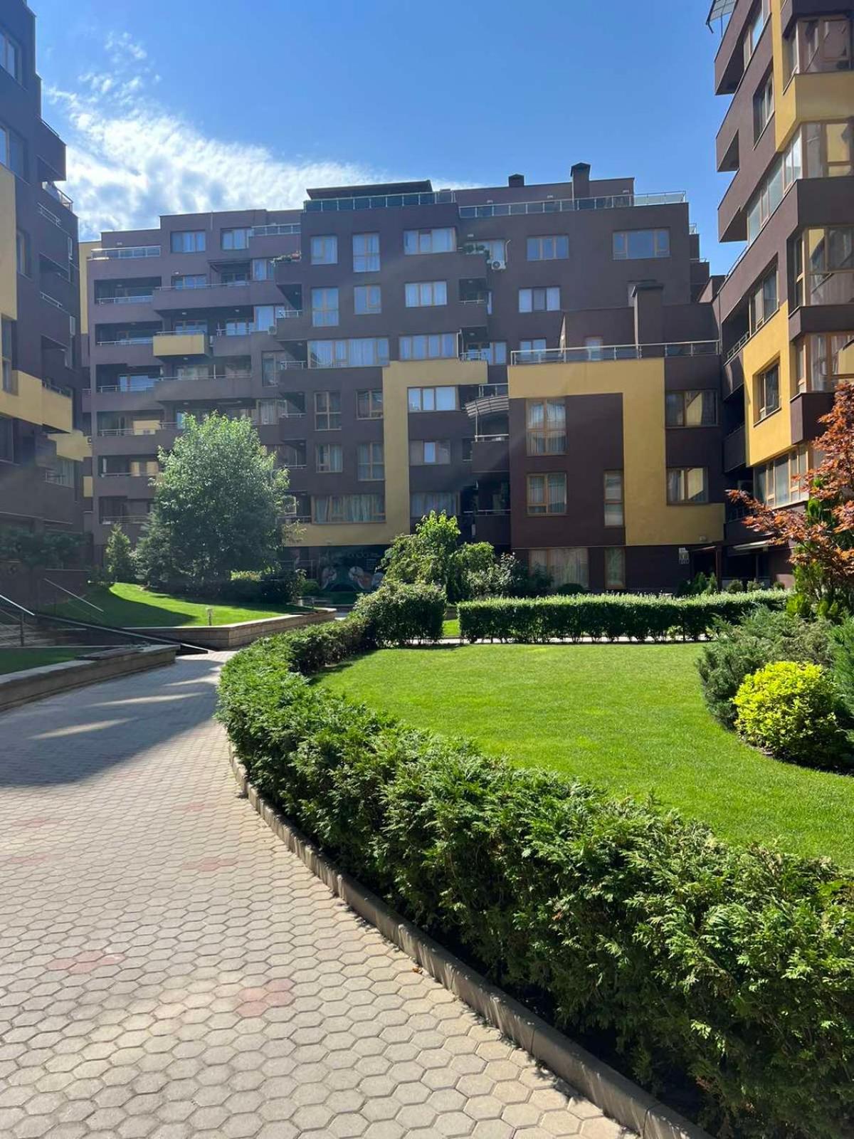 Johannesburg 2BDR Spacious Family apt w Parking and Playground
