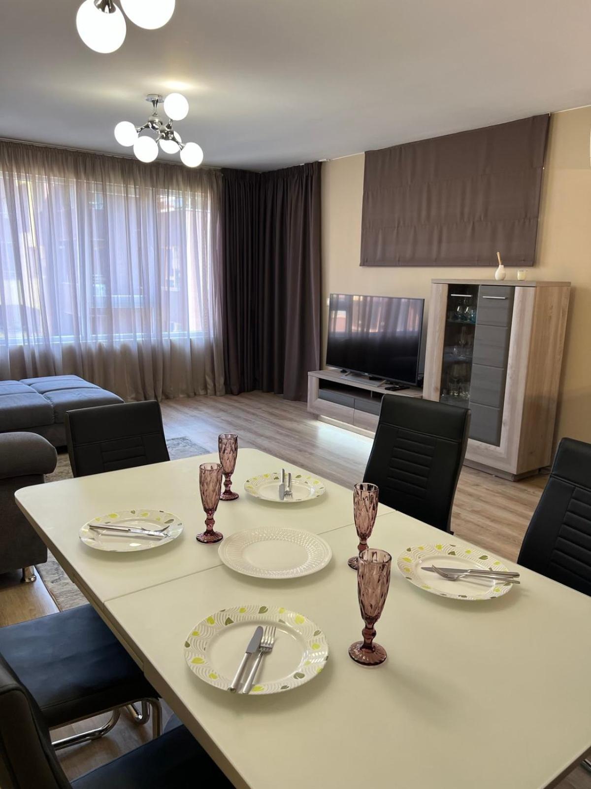 Johannesburg 2BDR Spacious Family apt w Parking and Playground