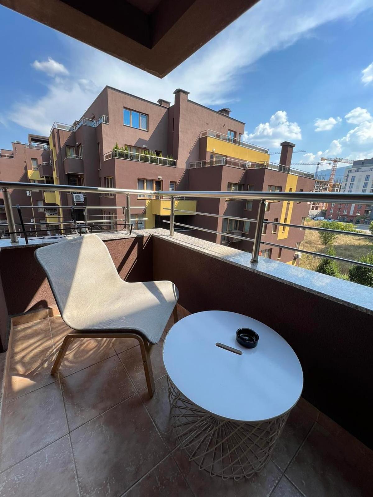 Johannesburg 2BDR Spacious Family apt w Parking and Playground