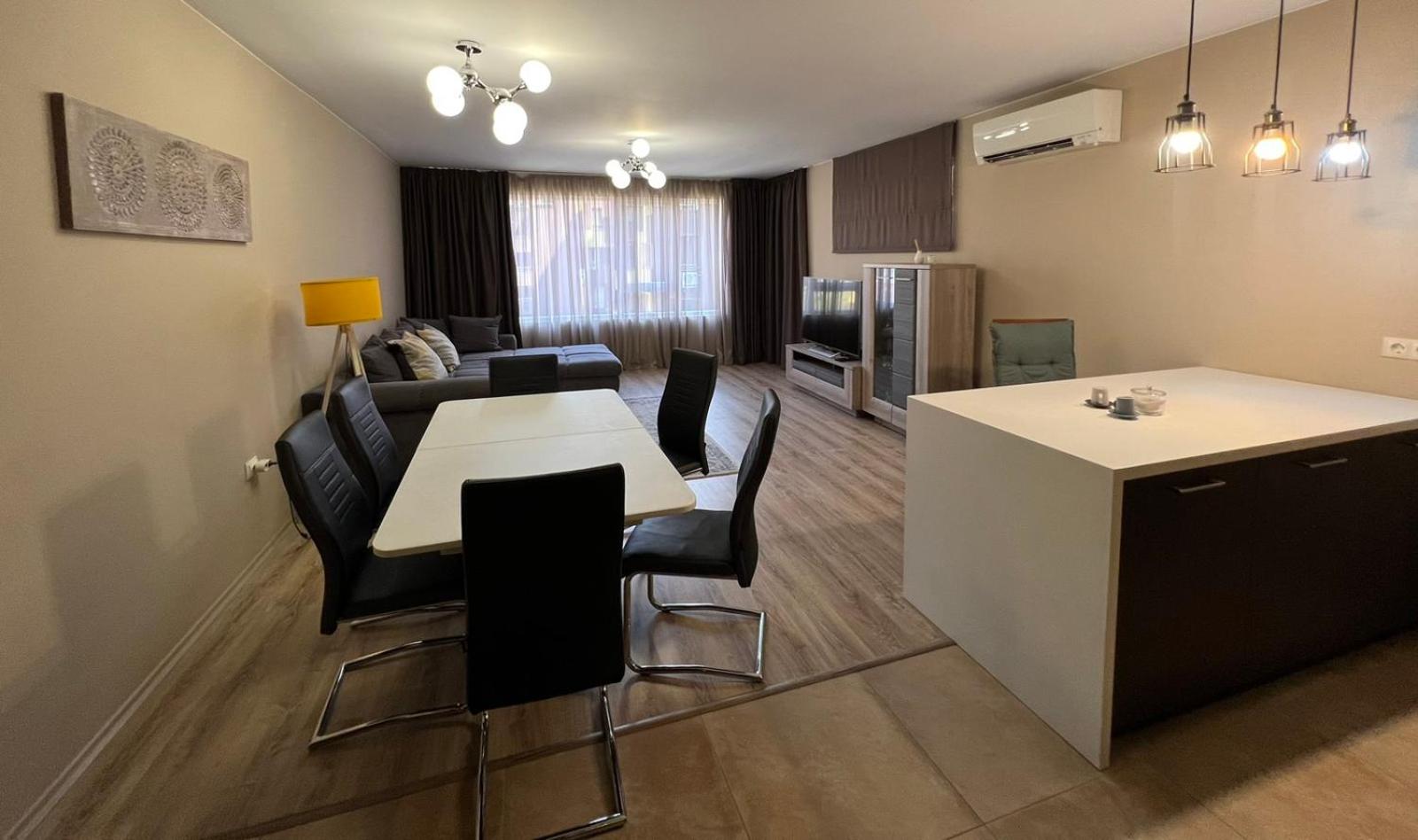Johannesburg 2BDR Spacious Family apt w Parking and Playground