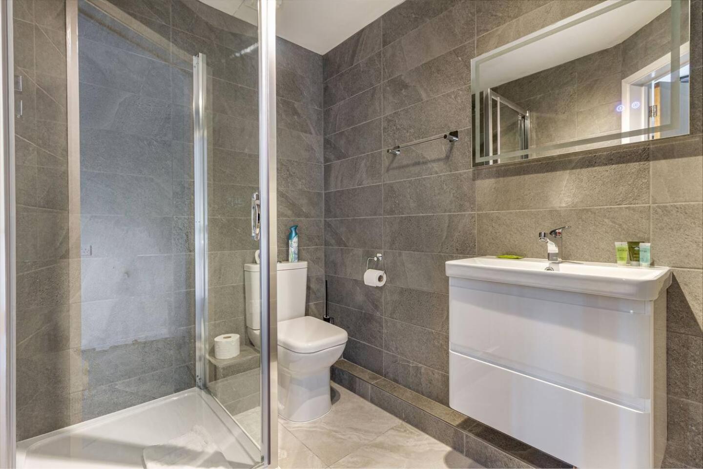 Lovely 2bed Apt in Redditch, Free Wi-Fi & Parking view 2
