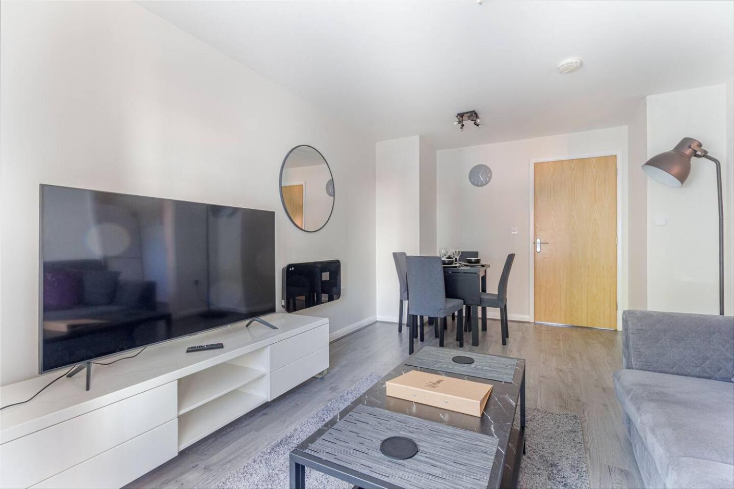 Lovely 2bed Apt in Redditch, Free Wi-Fi & Parking view 4