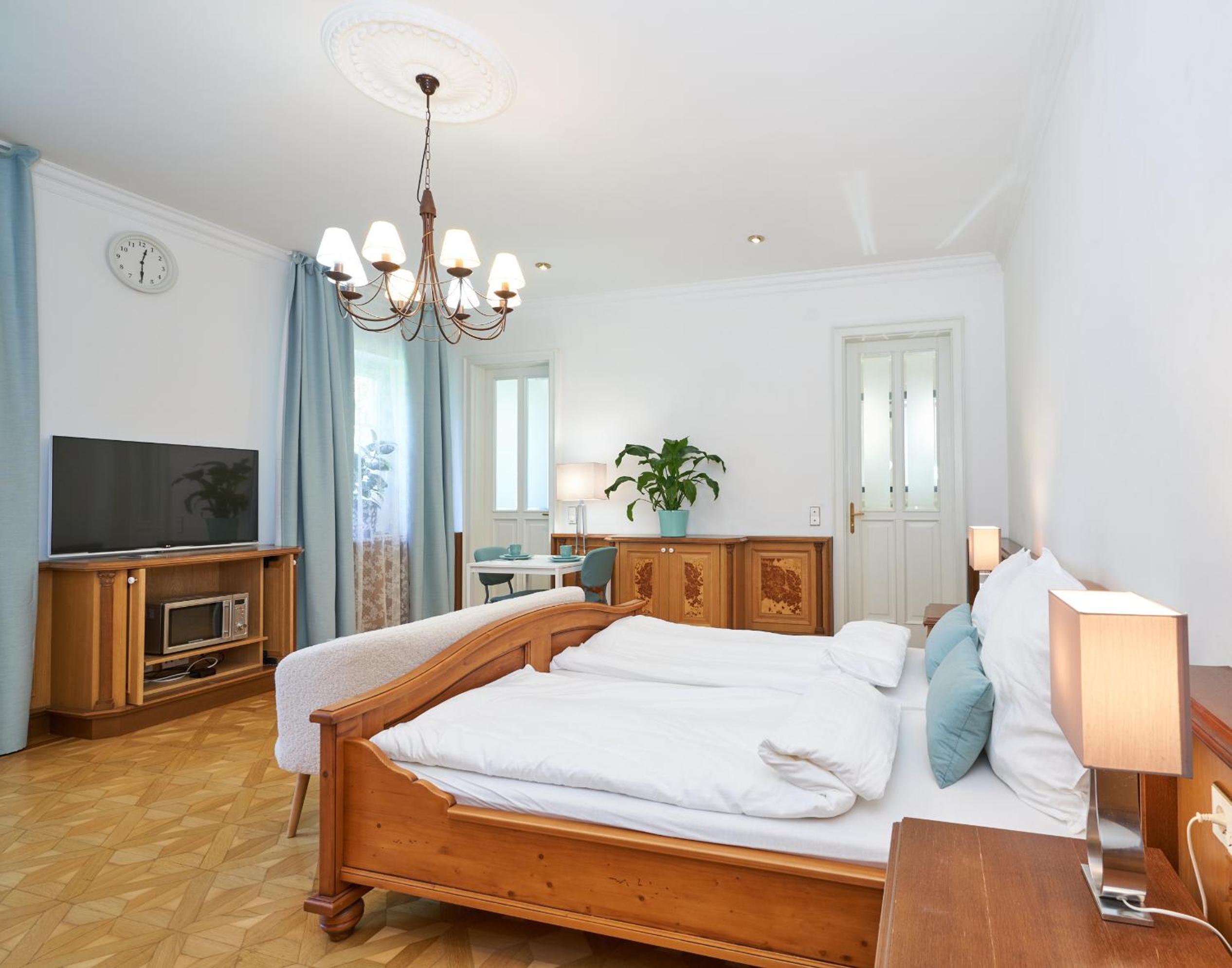 Exclusive Entry: Cozy Guestroom