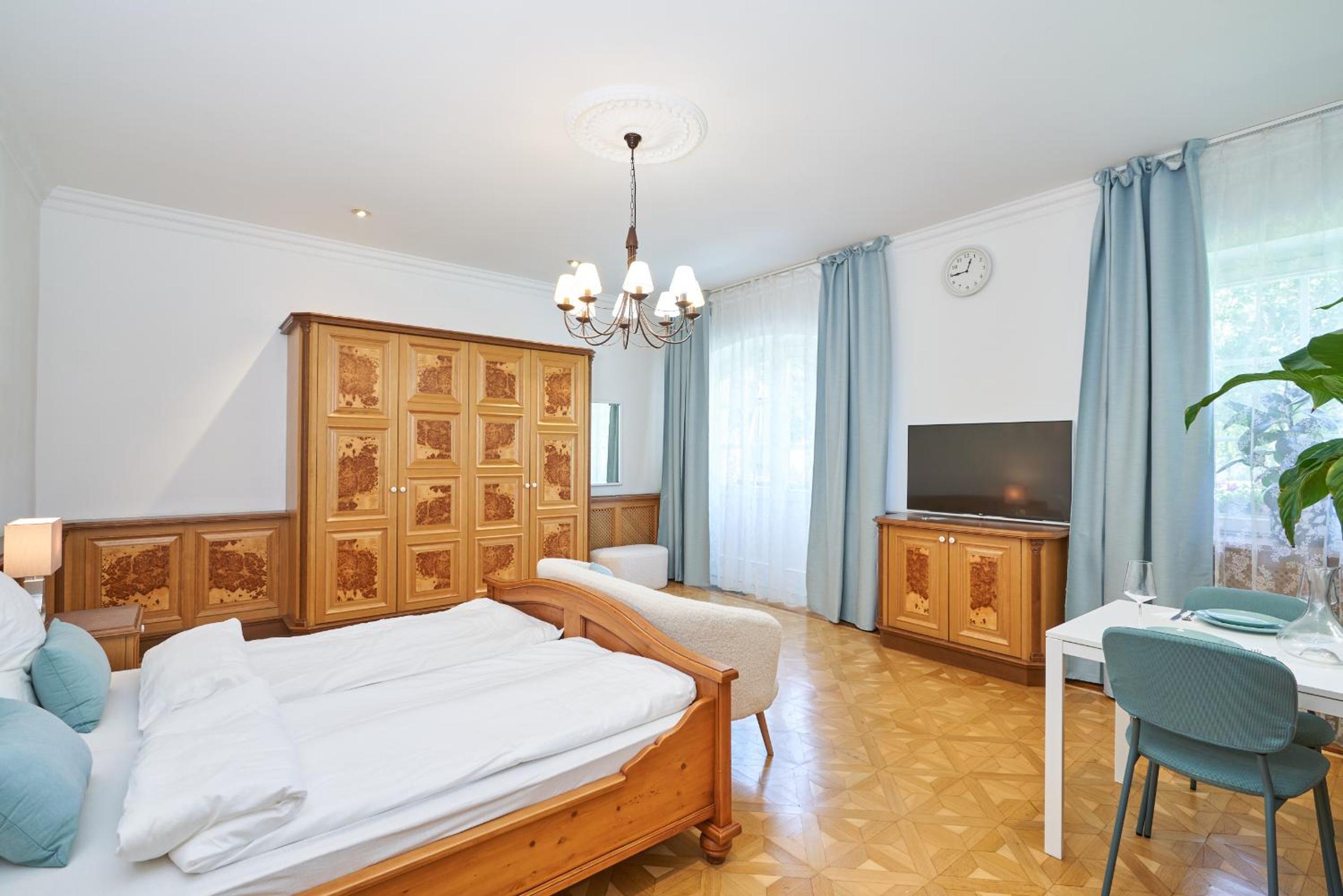 Exclusive Entry: Cozy Guestroom