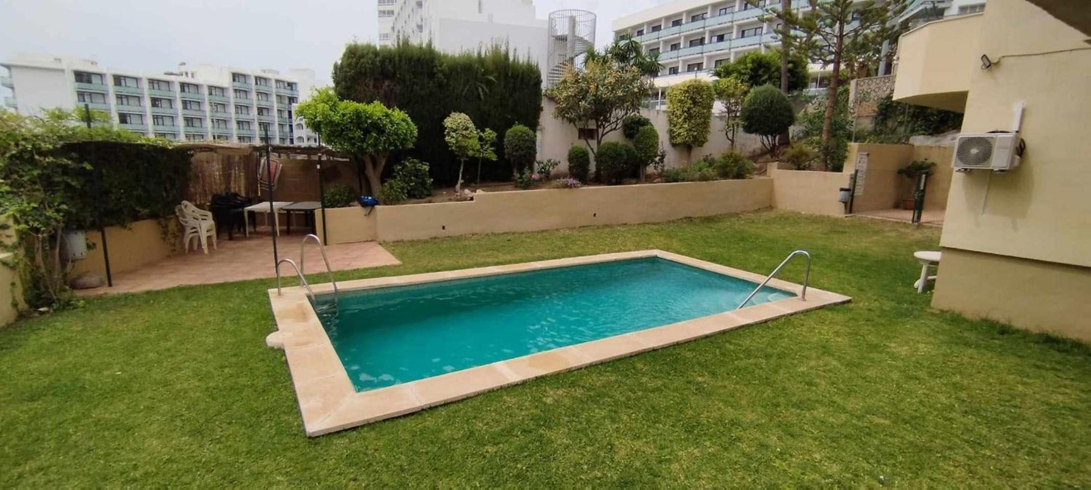 Doble terraza espacioso con vistas, piscina y parking