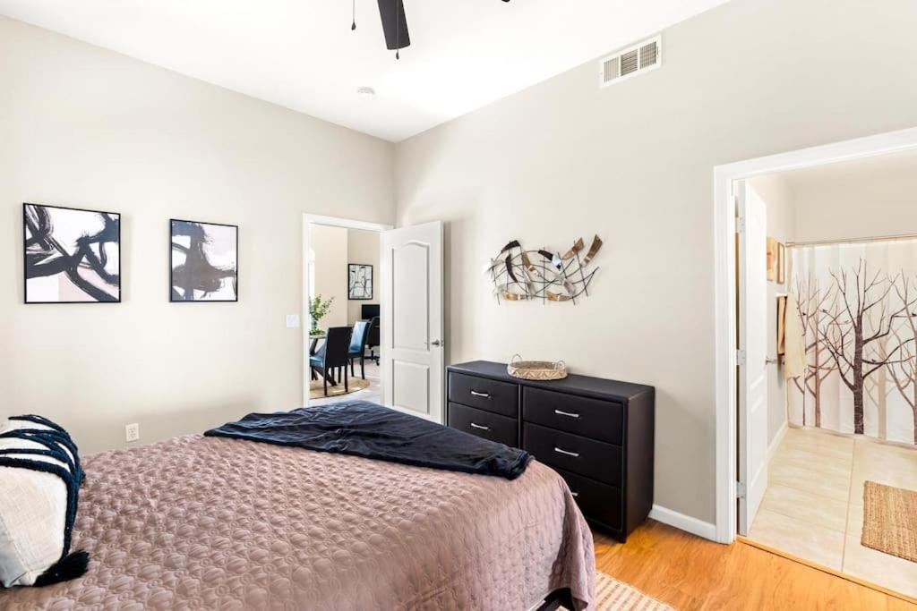 Live in Style: Luxury Condo view 3
