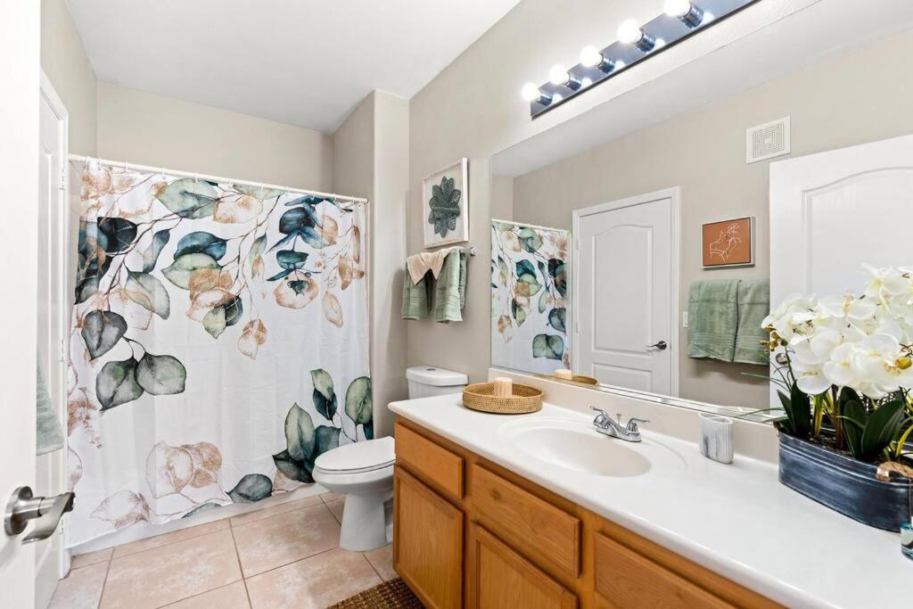 Live in Style: Luxury Condo view 4