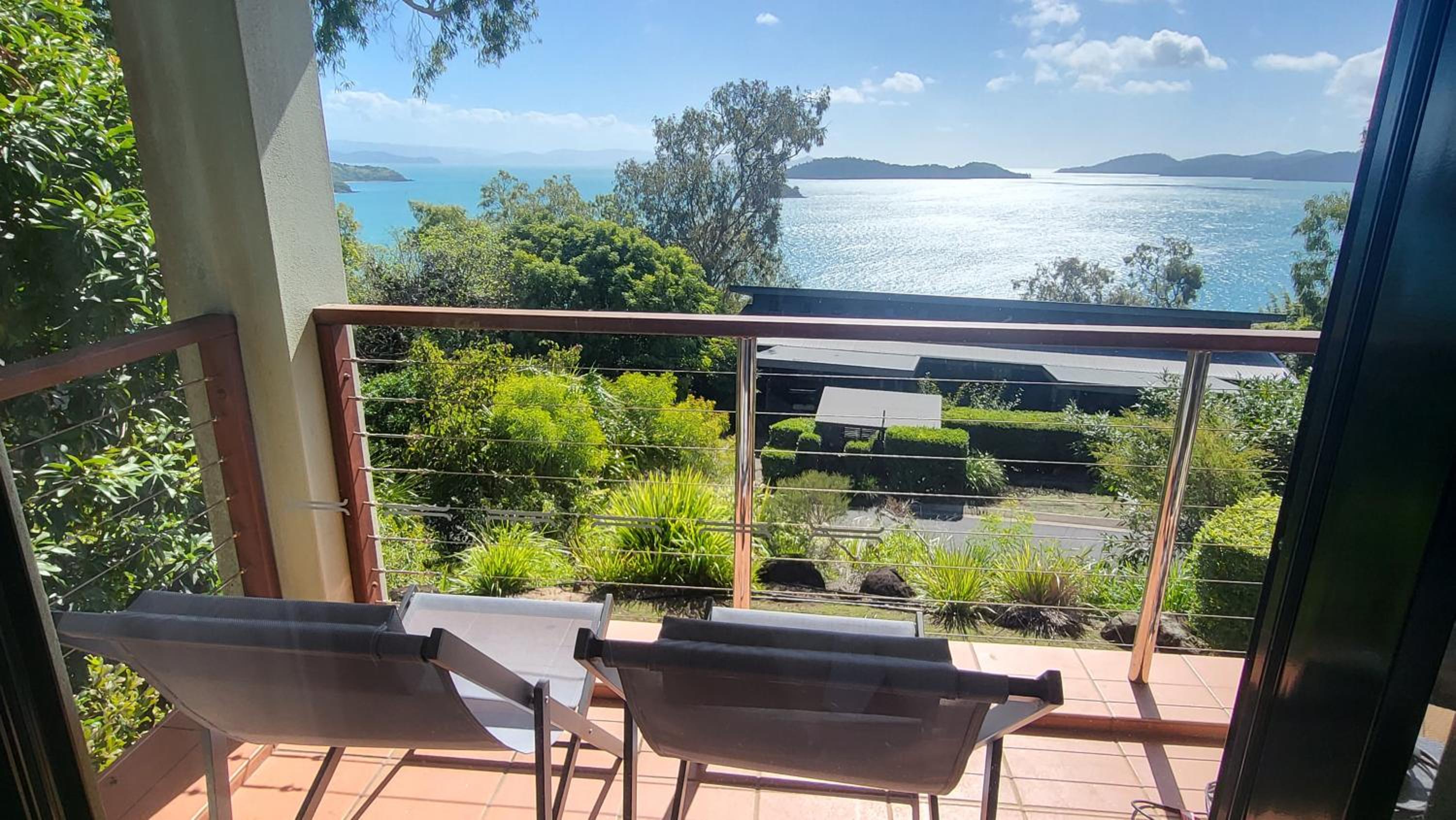 Hotel Luxury Couples Retreat Hamilton Island with Buggy - Image 1