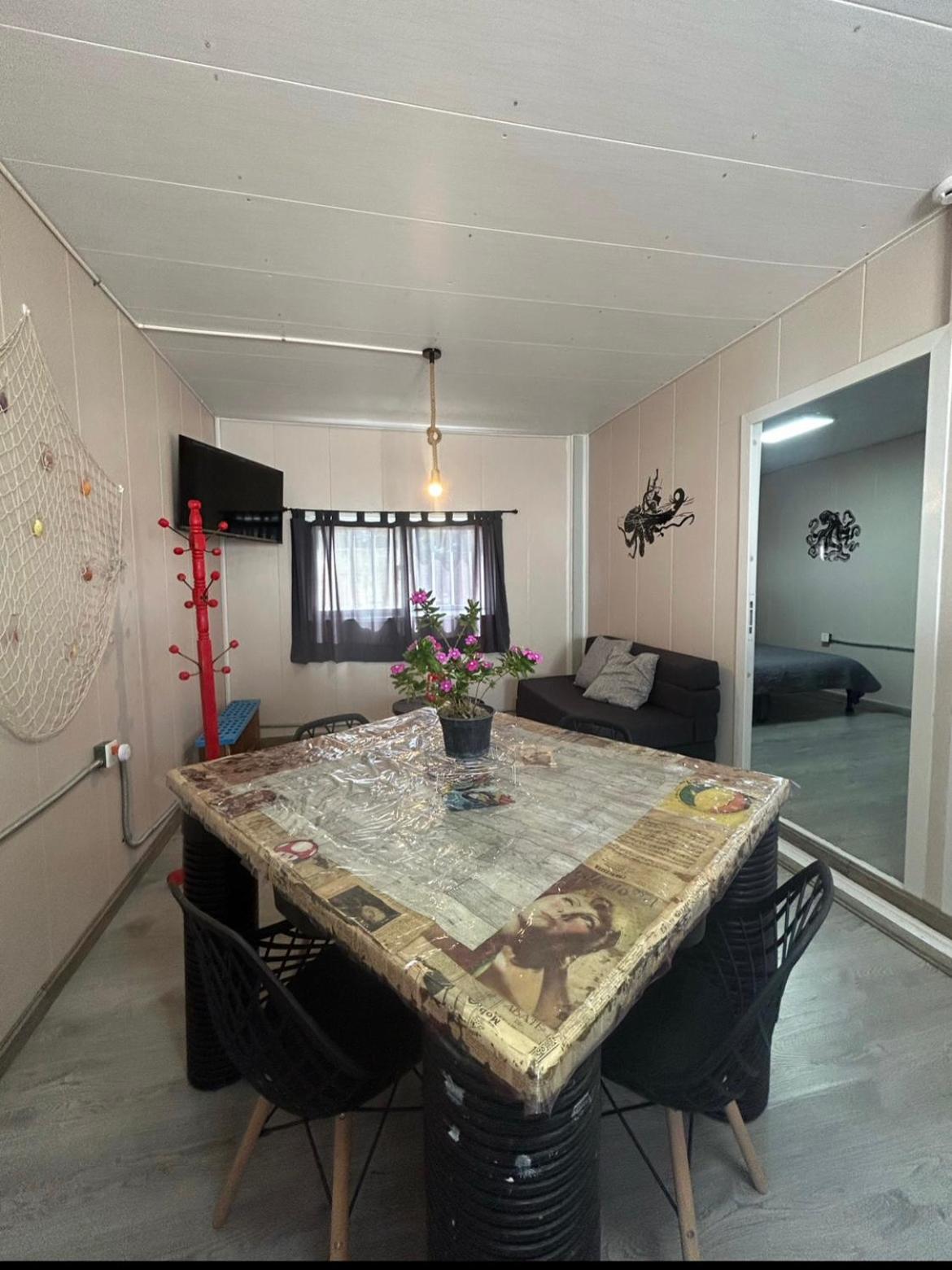 Departamento Kalahan, cerca de la playa