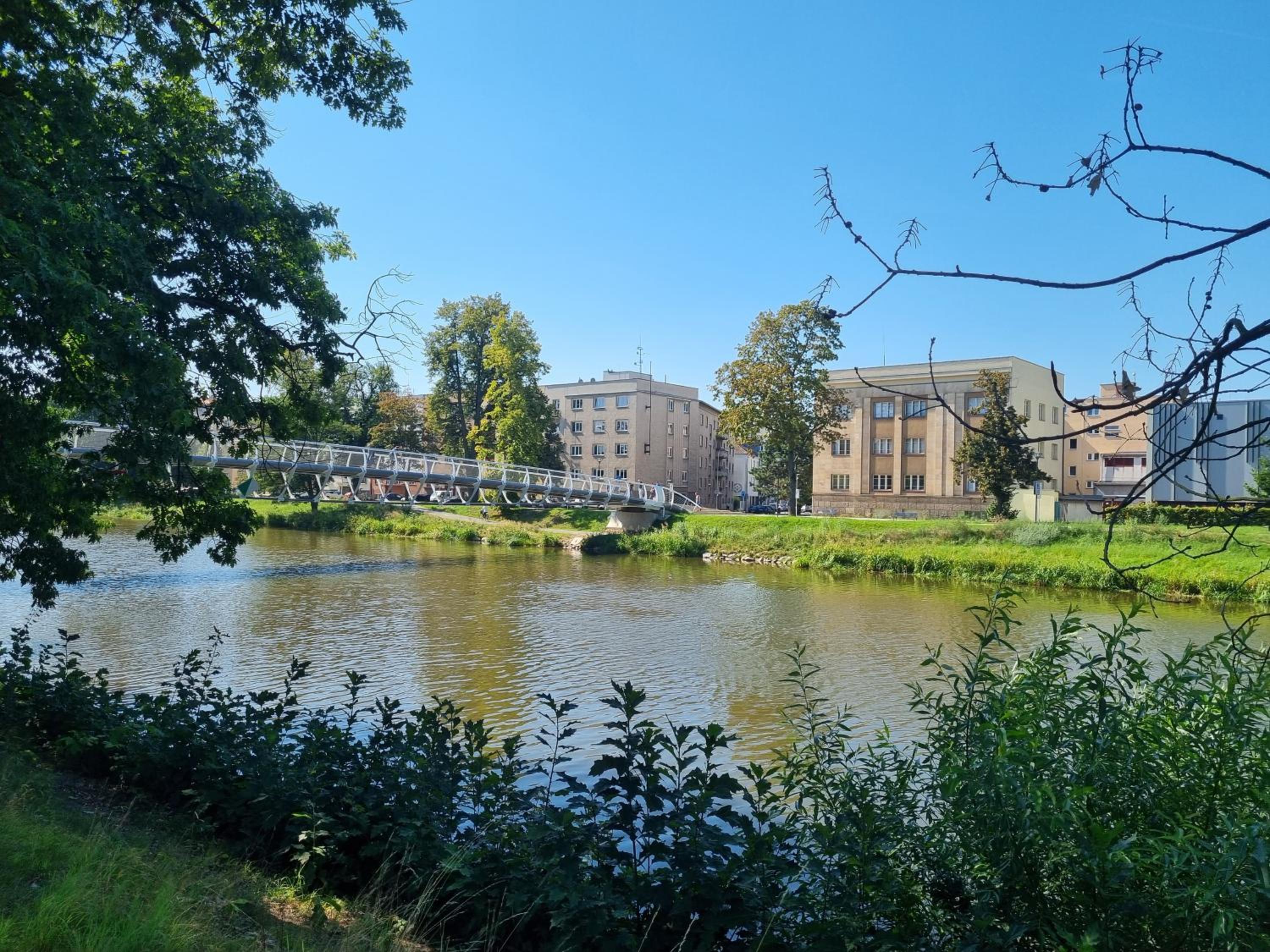 Prostorný byt v centru u řeky, 2 ložnice, balkón