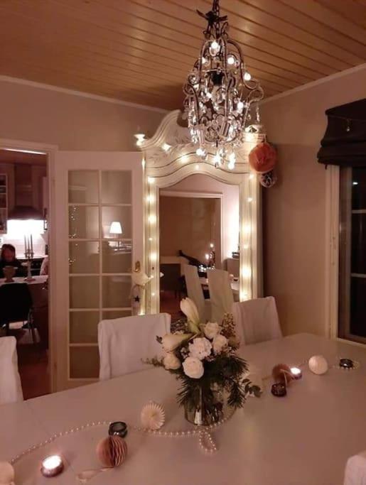 Dazzling and spacious Villa Huvikumpu by the lake