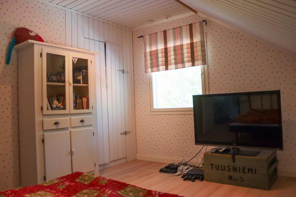 Dazzling and spacious Villa Huvikumpu by the lake