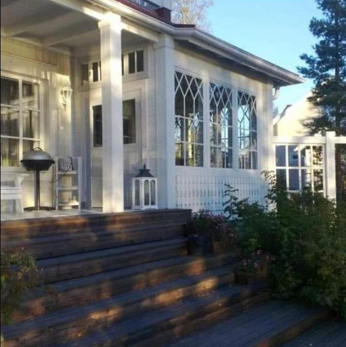 Dazzling and spacious Villa Huvikumpu by the lake