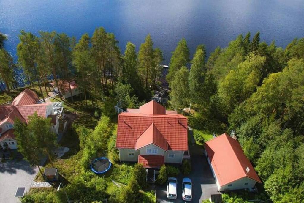 Dazzling and spacious Villa Huvikumpu by the lake