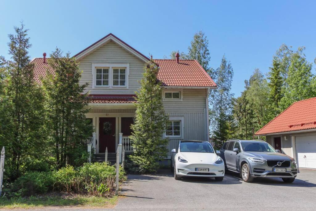 Dazzling and spacious Villa Huvikumpu by the lake