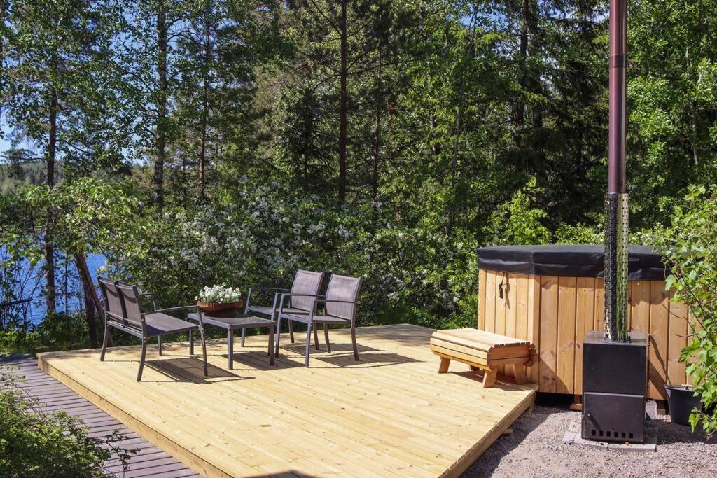 Dazzling and spacious Villa Huvikumpu by the lake