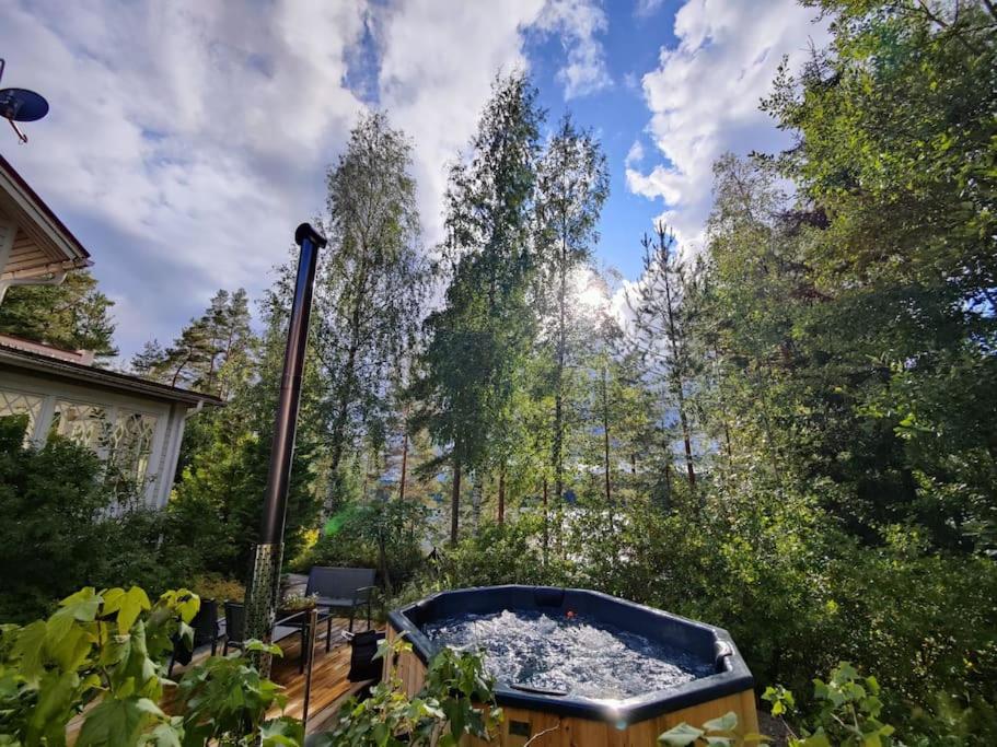 Dazzling and spacious Villa Huvikumpu by the lake