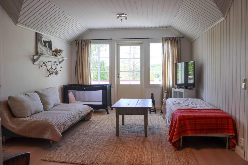 Dazzling and spacious Villa Huvikumpu by the lake