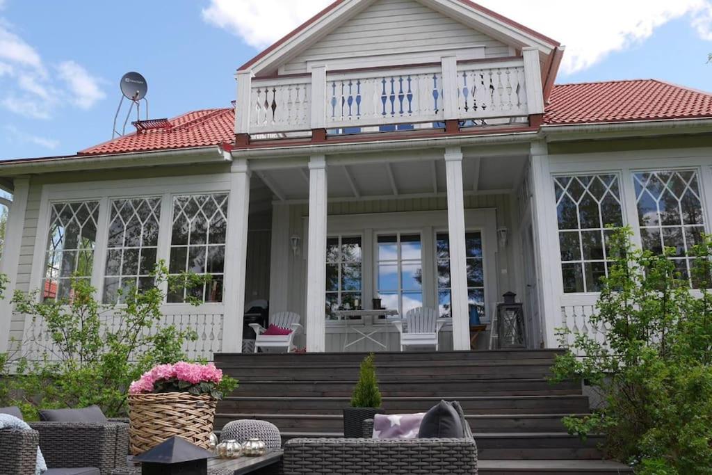 Dazzling and spacious Villa Huvikumpu by the lake