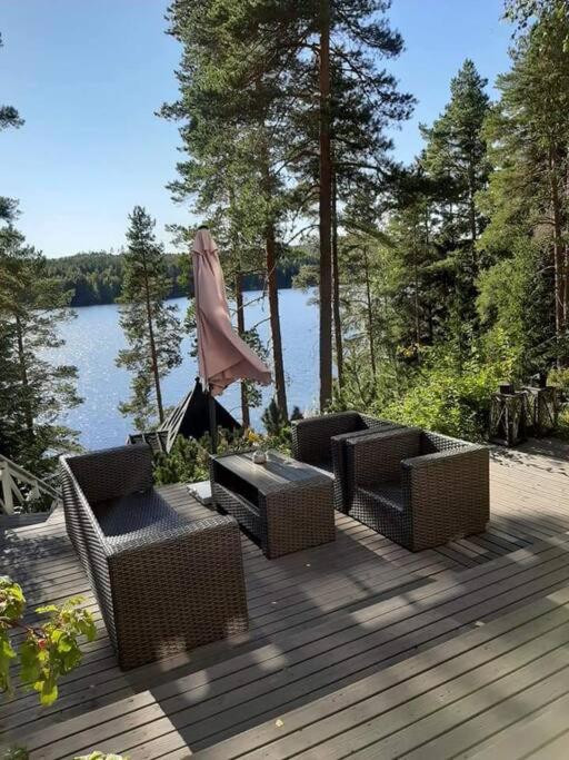 Dazzling and spacious Villa Huvikumpu by the lake