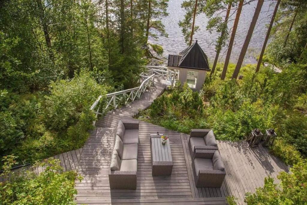 Dazzling and spacious Villa Huvikumpu by the lake