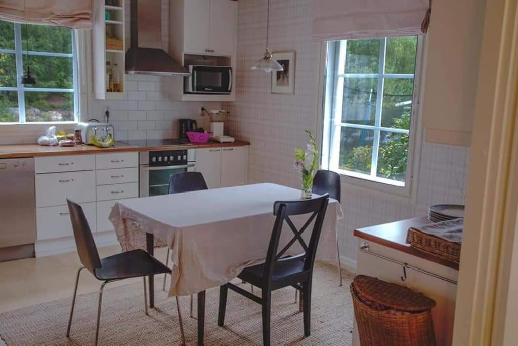 Dazzling and spacious Villa Huvikumpu by the lake