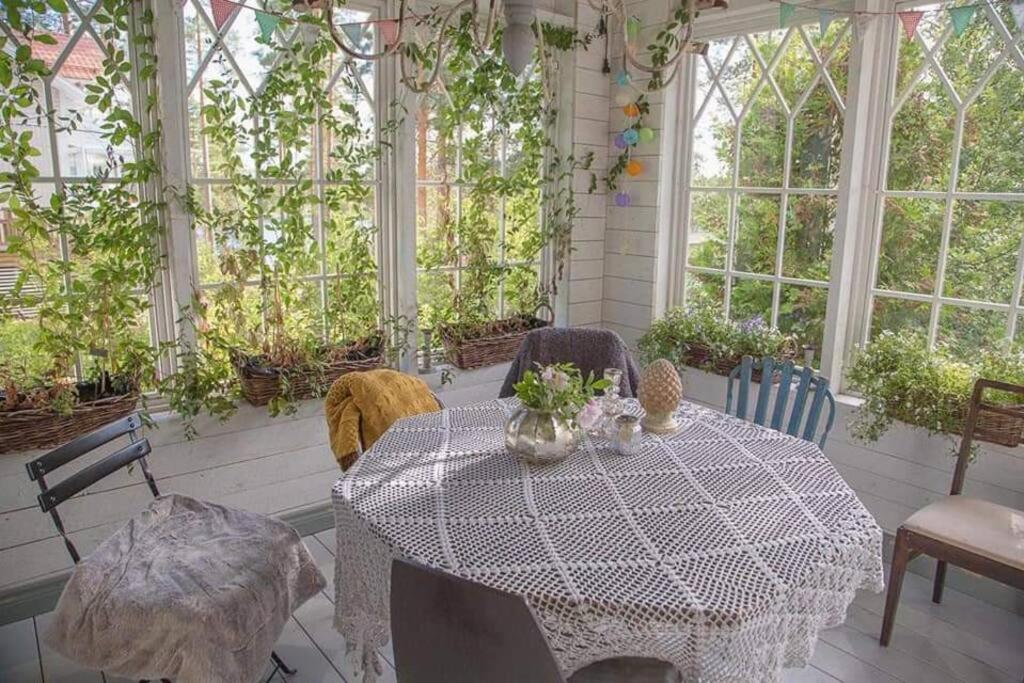 Dazzling and spacious Villa Huvikumpu by the lake