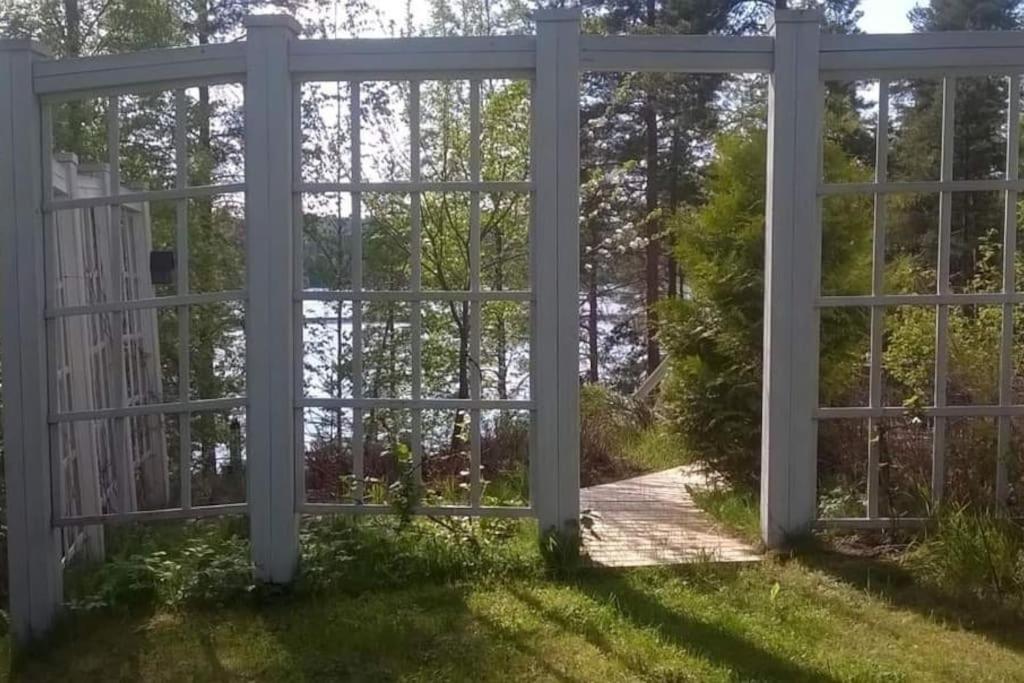 Dazzling and spacious Villa Huvikumpu by the lake