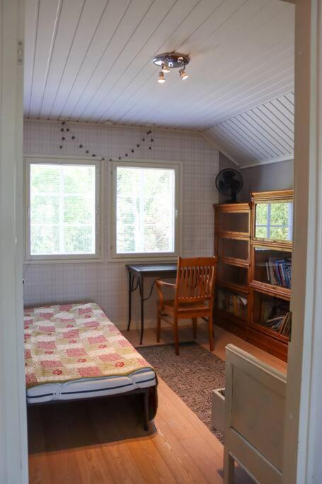 Dazzling and spacious Villa Huvikumpu by the lake