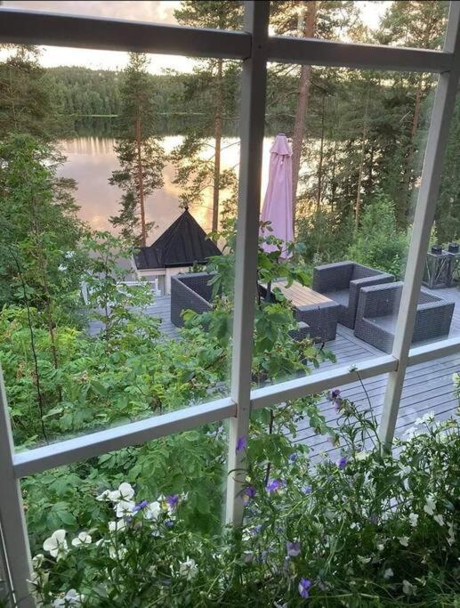 Dazzling and spacious Villa Huvikumpu by the lake
