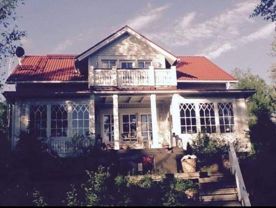 Dazzling and spacious Villa Huvikumpu by the lake