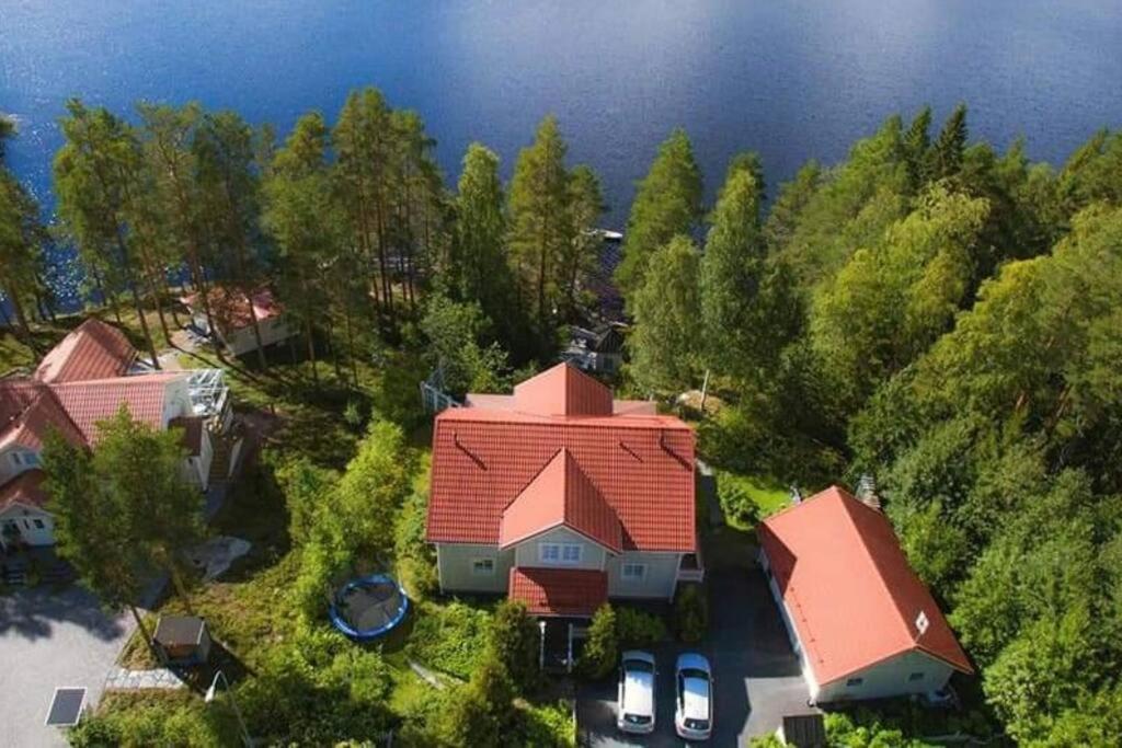 Dazzling and spacious Villa Huvikumpu by the lake