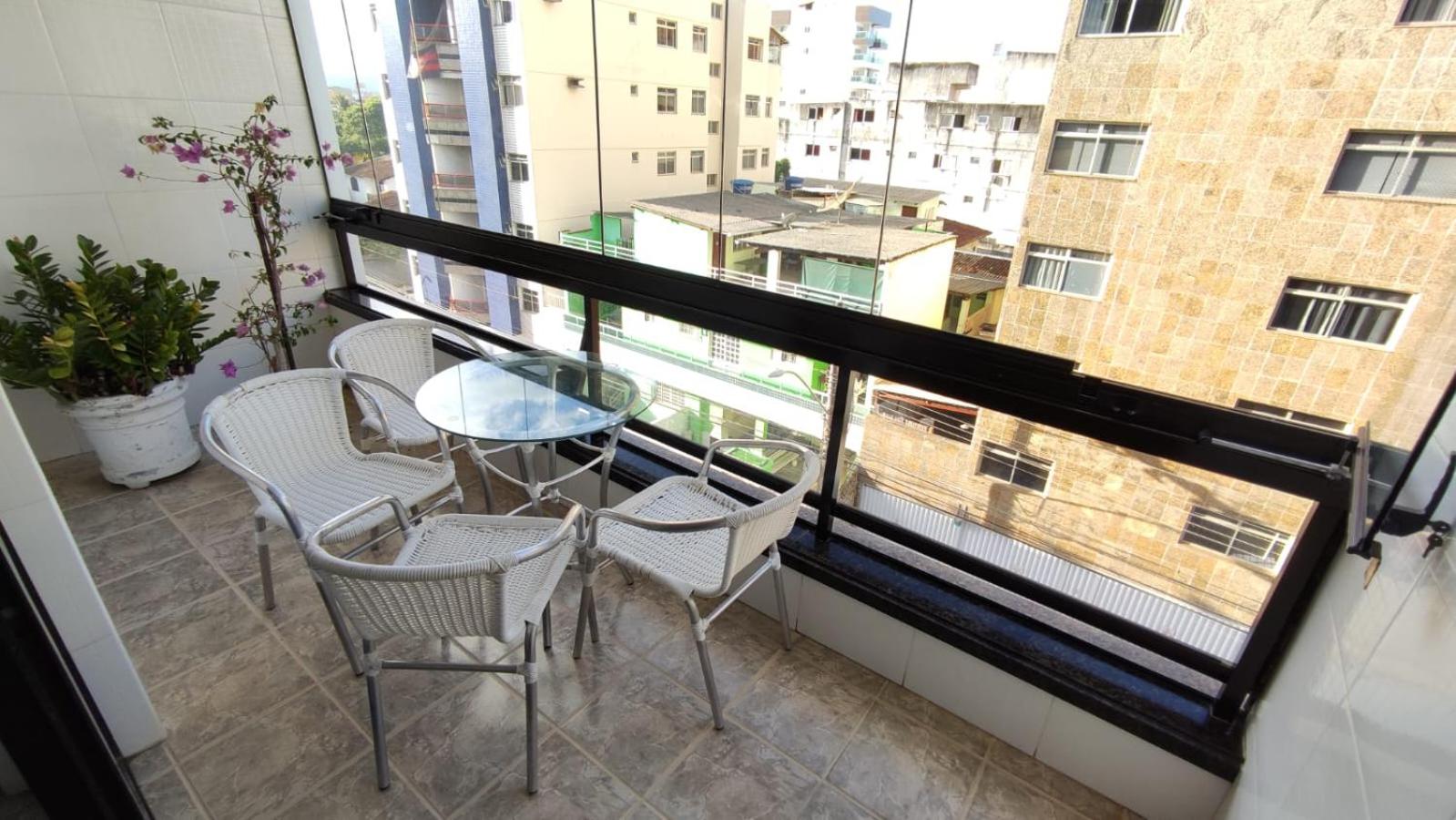 Apartamento na Praia do Morro -160 metros da praia -Ar condicionado e internet -Perto de tudo